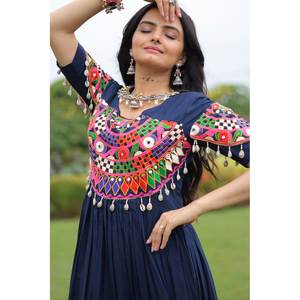 Robe trapèze spéciale Navratri avec travail artisanal Kutchi Gamthi, taille empire, en tissu mousseline - Product Image 5