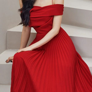 เดรสจีบสีแดงสายเดี่ยว ดีไซน์เก๋สำหรับสาวๆ ที่มีสไตล์ - Product Image 4