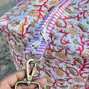 Bolsa de lona de algodón con estampado floral y cierre de cremallera, de gran capacidad, para viajes de fin de semana, para uso diario de mujeres. - Product Image 5