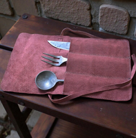 Ensemble de couverts vintage en métal avec cuillère, fourchette et couteau dans un étui en daim rouge, ustensiles de camping portables