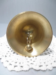 Cloche à main en laiton de qualité supérieure avec manche en bois pour le personnel de restaurant, les événements de mariage et un son puissant – Cloche à main en laiton Amazon - Product Image 5