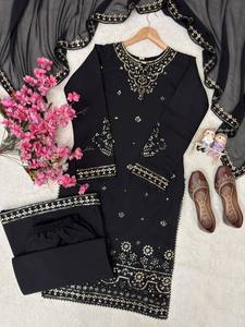 Ensemble de kurta en coton noir brodé pour femmes avec un motif floral, longueur au sol, tenue traditionnelle indienne pakistanaise pour les occasions spéciales - Product Image 3