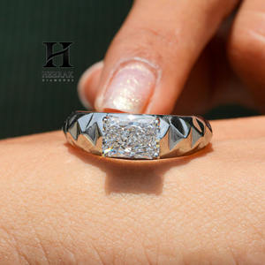 Anillo de Diamante Cultivado en Laboratorio con Corte Radiante Personalizado, Banda Geométrica Facetada, Oro Blanco, Estilo Sello para Hombre, Diamante Certificado VVS - Product Image 3