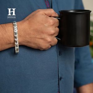 Bracelet de luxe en or 14K/18K avec motif chevron et diamants, bijou de poignet à maillons géométriques, fabricant - Product Image 4