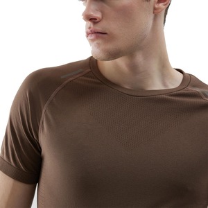 เสื้อยืดออกกำลังกายผู้ชายทรงสปอร์ตประสิทธิภาพสูง แขนสั้น ทรงเข้ารูป ระบายอากาศได้ดี เป็นมิตรกับสิ่งแวดล้อม เหมาะสำหรับวิ่งและฟิตเนสในฤดูร้อน - Product Image 3