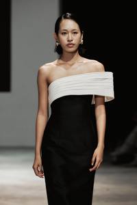 Robes pour femmes en gros, support ODM, robe longue ISOLDE à une épaule, robes élégantes sans manches pour femmes en provenance du Vietnam - Product Image 2