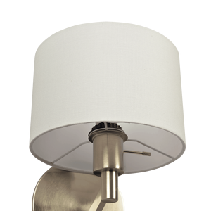 Lampada da parete con base in nichel spazzolato Nebula, paralume in tessuto bianco e interruttore rotativo - Product Image 2