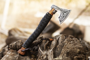 Hacha Vikinga Forjada a Mano de Grado Industrial, Directo de Fábrica, con Hoja de Acero al Carbono y Mango de Madera Envuelto en Cuero - Product Image 5
