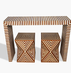 Una moderna mesa consola con incrustaciones de hueso marrón que muestra un patrón geométrico de mosaico, disponible a precios de mayorista. - Product Image 5