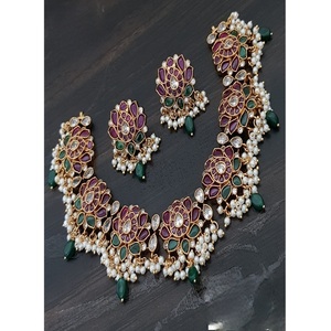 Ensemble collier et boucles d'oreilles en laiton plaqué or de qualité supérieure, style classique, avec jade véritable et Kempu antique, idéal pour fiançailles, mariage ou comme cadeau de fête - Product Image 1