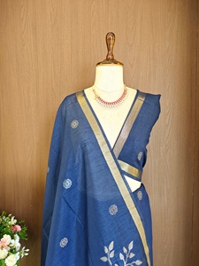 Sari en soie brute Khadi bleu à motifs floraux, tenue traditionnelle pour femmes, idéal pour les fêtes et les mariages. - Product Image 2