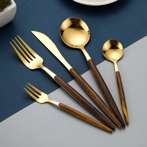 Ensemble de Cuillères et Fourchettes à Salade en Bois d'Olivier Naturel Fait Main, Ustensiles Écologiques en Bois, Cuillère à Salade Premium pour la Cuisine - Product Image 6