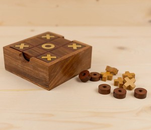 Jeu de Tic Tac Toe en bois artisanal, personnalisable, durable, écologique, portable, jeu de stratégie familial, décoratif, café - Product Image 1