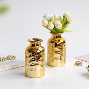 Elegante Florero Metálico Perfecto para un Estilo Minimalista en el Hogar y una Hermosa Exhibición de Arreglos Florales Artificiales - Product Image 1