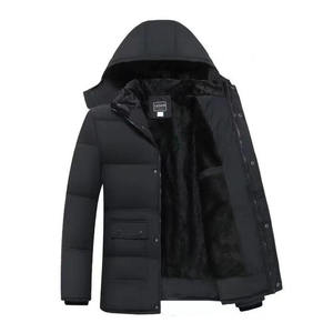 Chaqueta impermeable ligera, resistente al viento, en colores negro y marrón, con logo, manga larga, cortavientos, para actividades al aire libre y fitness. - Product Image 3