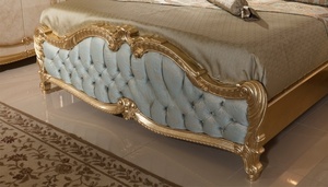 Ensemble de chambre à coucher de luxe en bois de mahogany massif, lit king-size sculpté à l'or, grand placard, 2 tables de nuit et coiffeuse - Product Image 4
