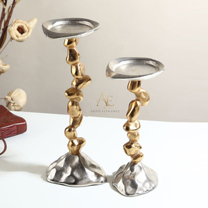 Juego de Dos Portavelas de Metal Plateado Texturizado con Pedestales Esculpidos en Forma de Guijarros Dorados, Piezas Decorativas de Lujo - Product Image 1