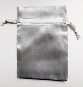 Sac à bijoux en satin en gros avec personnalisation de marque, sac anti-poussière en tissu doux pour montres, accessoires et cosmétiques - Product Image 3
