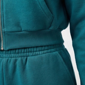 Ensemble short et sweat à capuche en polaire teal pour femme avec logo flamme – Tenue décontractée toutes saisons - Product Image 5