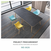 Table de conférence rectangulaire moderne avec plateau aspect pierre noire et pieds en bois angulaire pour projets de bureau