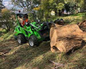 Mini-chargeur articulé Avant 745 ArborPro avec grappin à bois, alimenté par un moteur et une boîte de vitesses Yanmar - Product Image 5