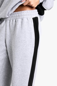 Pantalon de jogging en molleton surdimensionné pour femme, personnalisable avec logo, couleur unie, taille élastique, bande latérale noire, coupe droite – Vente en gros - Product Image 5