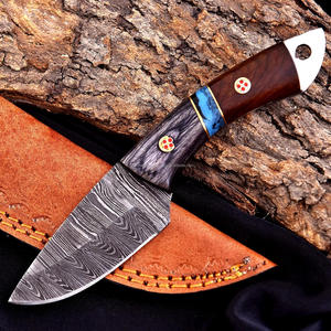 Cuchillo de caza de hoja fija de acero de Damasco Nordic Forge con punta caída, mango de palisandro y madera Pakka, con funda de cuero y hoja de espiga completa. - Product Image 1