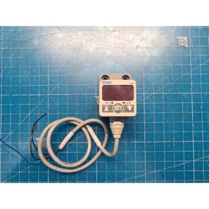 Pressostat numérique à vide SMC ZSE40-C4-22, utilisé comme pièce détachée pour équipement semi-conducteur d'occasion - Product Image 4