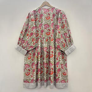 Tunique en coton écologique à imprimé floral fait main, col en V, manches 3/4, ourlet à volants en dentelle, lavable, taille naturelle - Product Image 4