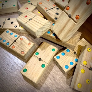 Juego de Dominó Doble Seis de Madera de Colores ILAHI, 28 Piezas, Ecológico, Tallado y Grabado, Diseño Antiguo, Caja Rectangular Alta de Madera - Product Image 2