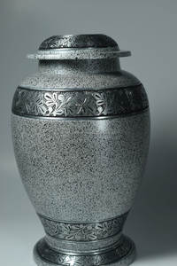 Urna Funeraria Americana de Latón para Cenizas Humanas o de Mascotas, Capacidad de 200 Pulgadas Cúbicas, Diseño Personalizable, Suministros Funerarios de Confianza - Product Image 6