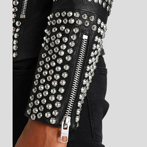 Veste en cuir cloutée faite à la main pour homme, style punk rock, avec pointes argentées, veste de motard en cuir véritable noir, coupe ajustée, pour soirée - Product Image 4