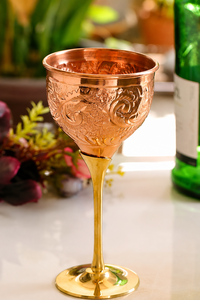 Gobelet en cuivre orné avec gravure florale sculptée à la main et tige finition dorée – Calice vintage haut de gamme pour une touche d'élégance - Product Image 2