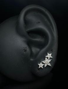 Boucles d'oreilles clous en or massif 14 carats avec diamants de laboratoire en forme de guirlande céleste à trois étoiles, bijoux de piercing en grappe d'étoiles pour femme - Product Image 5