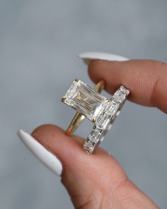 แหวนแต่งงานเพชรทรงเอเมอรัลด์คัท 4 กะรัต รับรองโดย GRA ดีไซน์มินิมอลสำหรับผู้หญิง ชุบทอง 14K แบบ 4 กรงเล็บ วงแหวนโค้งมนขนาด 1.8 มม. - Product Image 3