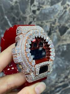 Reloj Analógico de Lujo Rojo con Incrustaciones de Dientes de Tiburón, Bisel de Moissanita, Correa de Acero Inoxidable, Movimiento de Cuarzo, Estilo de Joyería Personalizada - Product Image 1