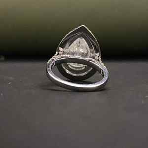 Bague de fiançailles élégante en or massif 18 carats avec moissanite taille poire certifiée IGI et sertie à griffes - Product Image 5