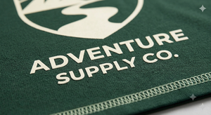 T-shirt vert à manches courtes pour homme Adventure Supply Co. avec imprimé montagne sur le devant, style streetwear, coupe classique, 100 % coton respirant, numérique - Product Image 3