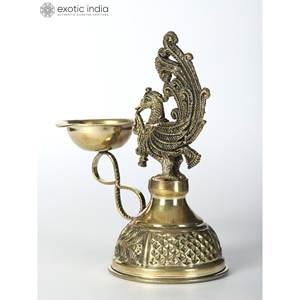 5 pouces petit laiton Superfine paon Diya lampe à huile attrayante et accessoires pour la décoration intérieure, les cadeaux et le temple fabriqués en Inde - Product Image 4