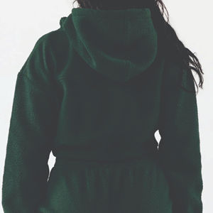 เสื้อสตรีคอเต่าทรงโอเวอร์ไซส์ ผ้าฟลีซ ใส่สบายๆ สำหรับฤดูหนาว สไตล์ลำลอง สตรีทแวร์  ด้านหน้าสามารถปรับแต่งได้ เนื้อผ้านุ่ม อุ่น สบาย เหมาะสำหรับใส่ทุกวัน - Product Image 4