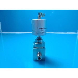 Válvula de Diafragma Neumática FUJIKIN 316L 499561 Usada Como Pieza de Repuesto para Equipos Legacy Semiconductor - Product Image 2