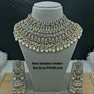 Parure de collier ras-du-cou, boucles d'oreilles et Maang Tikka de luxe vintage en cuivre plaqué or, ornée de perles et de Kundan, certifiée par une tierce partie, pour femme, idéale pour mariage - Product Image 1