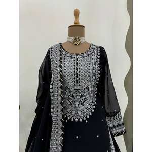 Ensemble de costume de soirée en mousseline de soie de créateur avec broderies et sequins, tenue de soirée élégante - Product Image 1