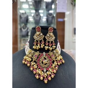 Ensemble collier et boucles d'oreilles en laiton plaqué or de qualité supérieure et élégante pour femmes, pour les occasions de mariage - Product Image 1