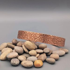 Bracelet en cuivre fait main avec motifs floraux en relief, unisexe, pour le bien-être, cadeau pour lui. - Product Image 3