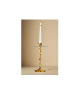 Bougeoir en laiton artisanal intemporel avec motifs patrimoniaux pour rehausser le design de la pièce sacrée ou l'ambiance de la maison antique - Product Image 1