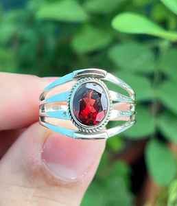 Anillo de granate rojo facetado, plata de ley 925, piedra preciosa ovalada, piedra de nacimiento de enero, joyería artesanal con piedras preciosas para mujer - Product Image 1