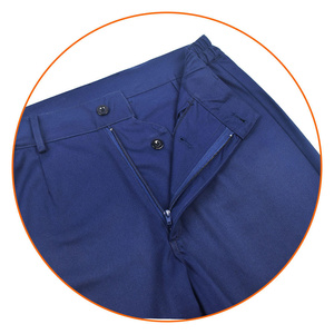 Este traje de soldadura está hecho de tela de algodón tratada resistente al fuego de primera calidad para una seguridad confiable y un rendimiento duradero. - Product Image 2