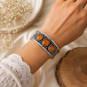Brazalete Ancho de Ámbar Báltico para Mujer, Diseño Vintage con Motivos de Espiral, Plata/Latón Dorado, Engaste Artesanal, Estilo Boho, de Jewelry Town Artisan - Product Image 3