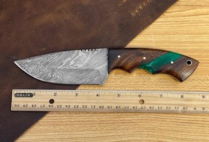 Couteau de chasse artisanal sur mesure en acier Damas, manche bois et résine, lame droite pointe clip, 9 pouces de longueur totale, couteau de camping en cuir - Product Image 4